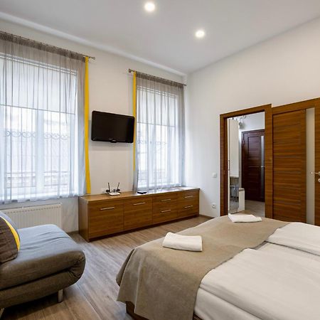 Апартаменти На Площі Ринок 12 Leópolis Exterior foto
